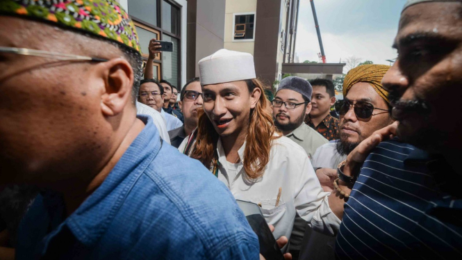 Habib Bahar bin Ali bin Smith (tengah).