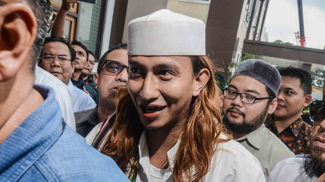 Habib Bahar bin Ali bin Smith (tengah) sebelum menjalani pemeriksaan di Direktorat Kriminal Umum Polda Jawa Barat, Bandung, Jawa Barat, Selasa, 18 Desember 2018.