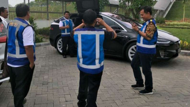 Mobil Tesla X jadi pusat perhatian
