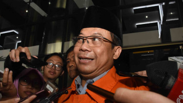 Wakil Ketua DPR nonaktif Taufik Kurniawan (tengah) berjalan keluar ruangan seusai menjalani pemeriksaan di Gedung KPK, Jakarta
