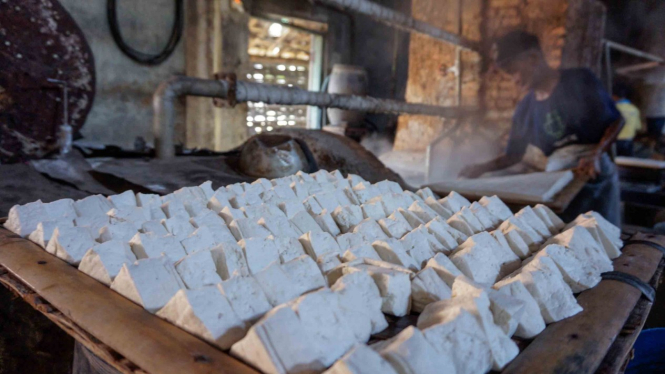 Pekerja memproduksi tahu dari bahan baku kedelai di sentra produksi tahu di Kabupaten Batang, Jawa Tengah