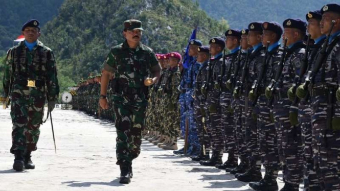 Panglima TNI Marsekal Hadi Tjahjanto periksa pasukan di Natuna beberapa waktu lalu.