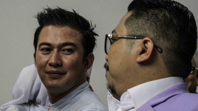 Terdakwa selaku Caleg DPR dari PAN Mandala Shoji (kiri) bersiap mengikuti sidang putusan kasus pelanggaran kampanye di Pengadilan Negeri Jakarta Pusat