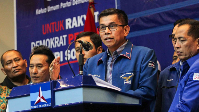 Sekjen Partai Demokrat, Hinca Panjaitan (kedua kanan)