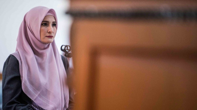 Istri terdakwa Fahmi Darmawansyah, Inneke Koesherawati memberikan keterangan saat bersaksi pada sidang lanjutan kasus dugaan suap mantan Kalapas Sukamiskin Wahid Husein di Pengadilan Negeri Bandung, Jawa Barat, Rabu, 19 Desember 2018.