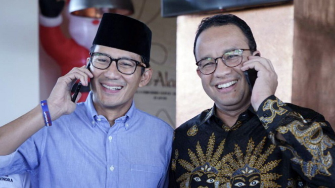 Gubernur DKI Jakarta, Anies Baswedan (kanan) bersama Sandiaga Uno (kiri).