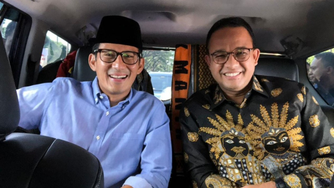 Anies Baswedan (kanan) bersama Sandiaga Uno