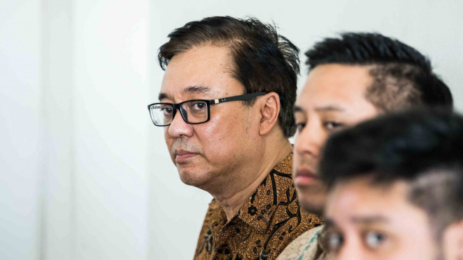 Terdakwa kasus dugaan suap Billy Sindoro (kiri) bersiap menjalani sidang perdana di Pengadilan Negeri Bandung, Jawa Barat, Rabu, 19 Desember 2018.