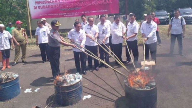 Banyak Tercecer Kemendagri Bakar 1 Juta Lebih e-KTP Invalid