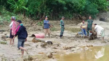 Tim SAR gabungan mencari korban hilang akibat banjir bandang di Kabupaten Dairi, Sumatera Utara, Rabu, 19 Desember 2018.