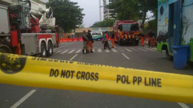 Lokasi amblesnya tanah di Raya Gubeng Surabaya, Jawa Timur, pada Rabu, 19 Desember 2018.