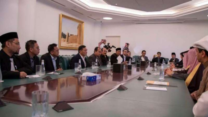 Habiburrahman El Shirazy (kiri menggunakan topi) di Arab Saudi 