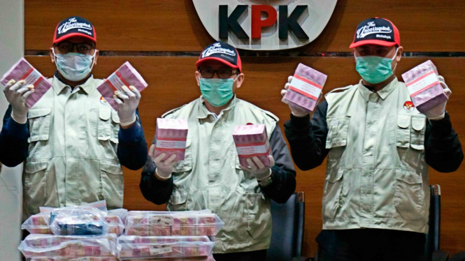 Penyidik menunjukkan barang bukti uang saat konferensi pers terkait Operasi Tangkap Tangan kasus korupsi pejabat pada Kementerian Pemuda dan Olahraga (Kemenpora) serta pengurus Komite Olahraga Nasional Indonesia (KONI) di Gedung KPK, Jakarta, Rabu, 19 Des