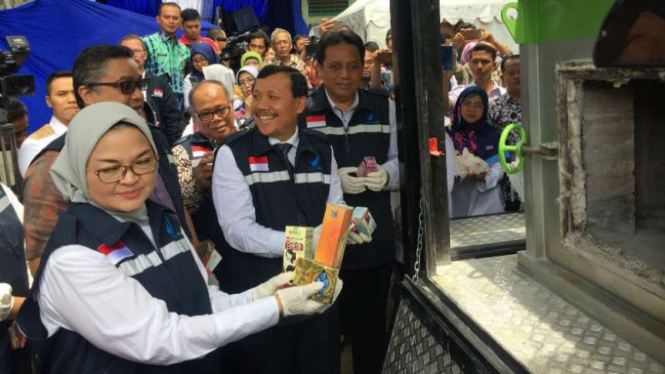 Kepala BPOM Penny K Lukito dalam seremoni pemusnahan produk kosmetik dan obat ilegal di Bandung, Jawa Barat, Kamis, 20 Desember 2018.