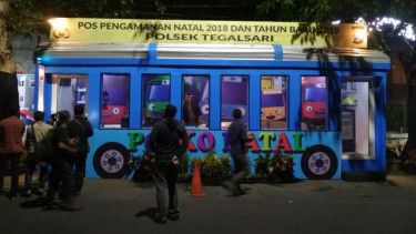 Pos pengamanan Natal dan Tahun Baru berdesain karakter animasi bus Tayo di Surabaya, Jawa Timur, pada Kamis malam, 20 Desember 2018.