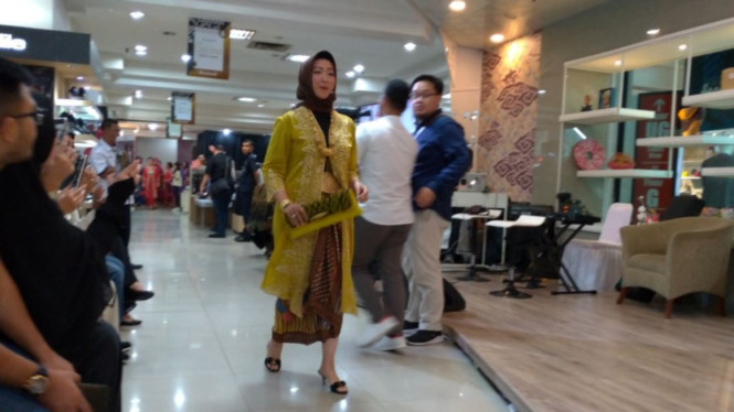 Salah satu istri pejabat BUMN lengak-lengok bak model di Sarinah