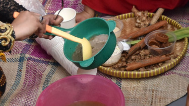 Meracik jamu tradisional.