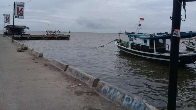 Suasana di pantai pesisir Pantai Utara, Tangerang 