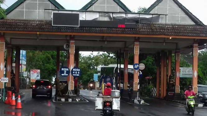 Pintu masuk menuju pantai Parangtritis, tampak sepi.