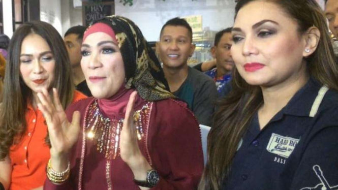 Dorce Gamalama (tengah) dan Nia Daniaty (kanan).