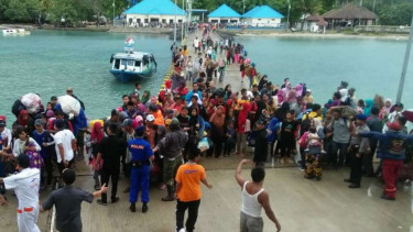 Polisi dan aparat pemerintah mengevakuasi 1.350 warga terdampak bencana tsunami di Pulau Sebesi dan Pulau Sebuku, Kabupaten Lampung Selatan, Lampung, Rabu, 26 Desember 2018.