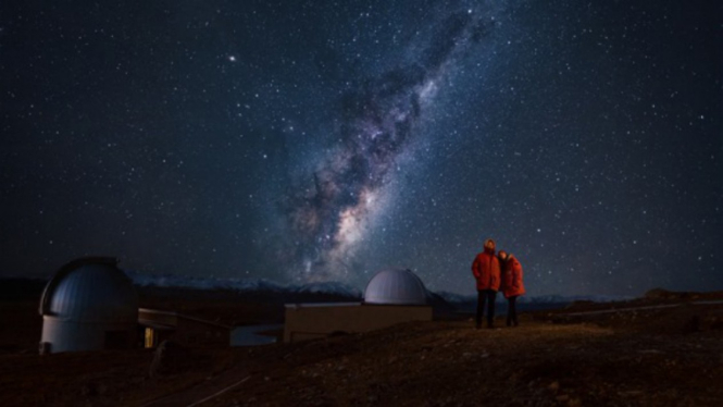 Pemandangan langit di Danau Tekapo, Selandia Baru.