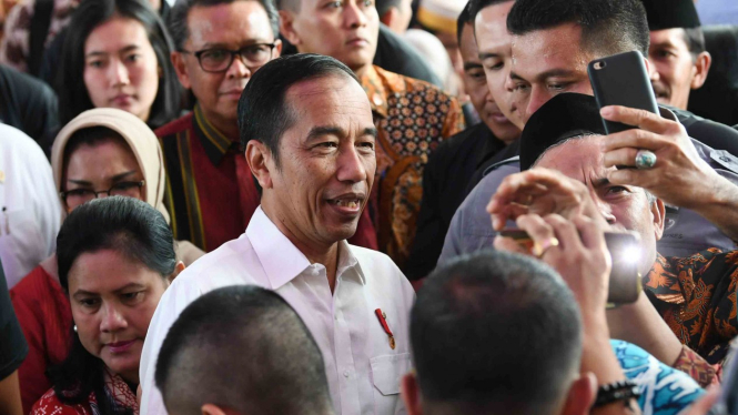 Presiden Joko Widodo (tengah)