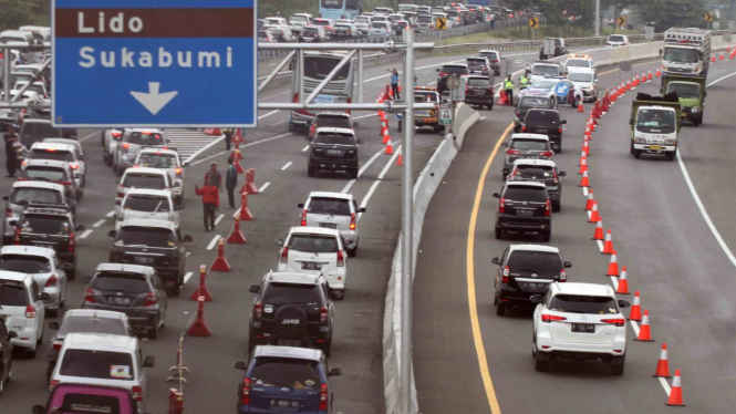 Kendaraan roda empat/mobil di jalan tol.
