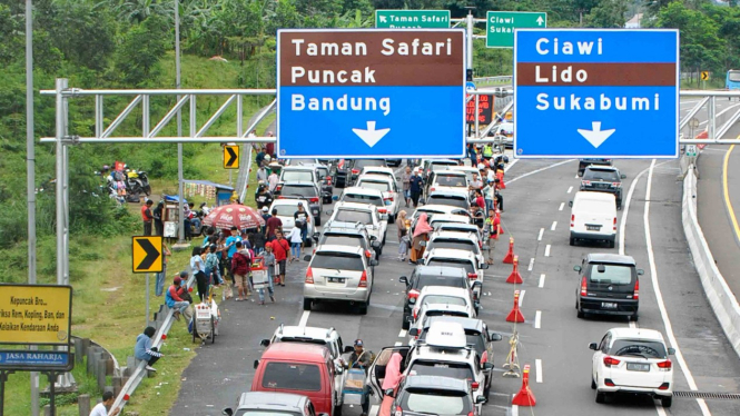 Antrean kendaraan memadati pintu keluar gerbang tol Ciawi menuju jalur Puncak, Kabupaten Bogor, Jawa Barat, Selasa, 25 Desember 2018.