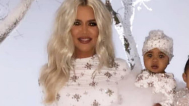 Khlo Kardashian dan True Thompson mengenakan busana rancangan Monica Ivena.