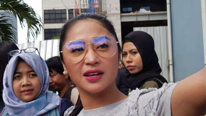 Dewi Perssik.