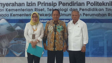 Penyerahan izin prinsip pendirian politeknik PUPR.