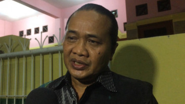 Deddy Dhukun di rumah duka Dian Pramana Poetra.