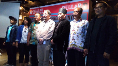 Pengamat Telekomunikasi, Kamilov Sagala (tiga dari kanan)