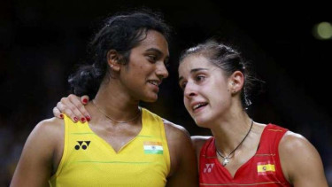 Pebulutangkis tunggal putri PV Sindhu dan Carolina Marin