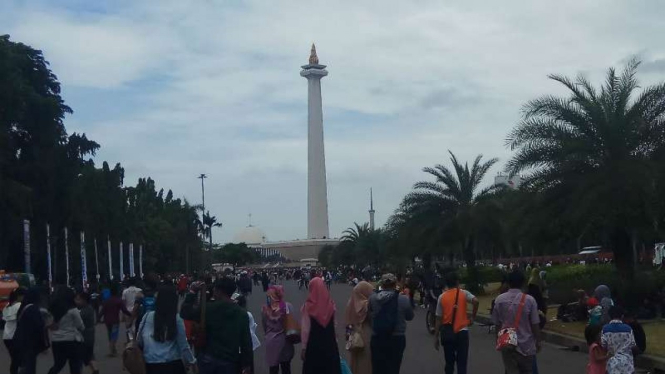 Masyarakat berdatangan di Monas untuk menikmati malam pergantian tahun 2019.