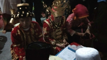 Pasangan termuda nikah massal di malam tahun baru 2019.