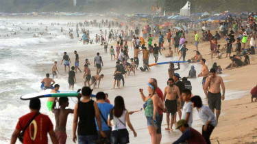 Wisatawan di Pantai Kuta, Bali
