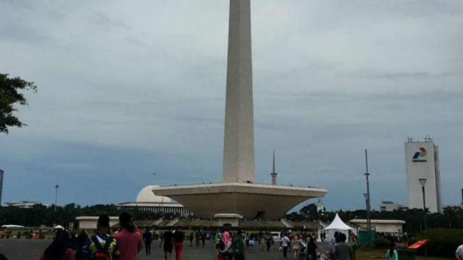 Para pengunjung memadati Monas saat libur tahun baru, Selasa, 1 Januari 2019.