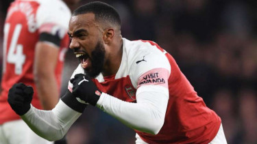 Pemain Arsenal, Alexandre Lacazette, rayakan gol.