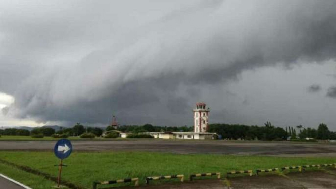 Awan berbentuk ombak di langit Makassar.