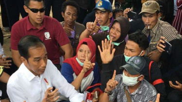 Pria merokok di samping Presiden Jokowi