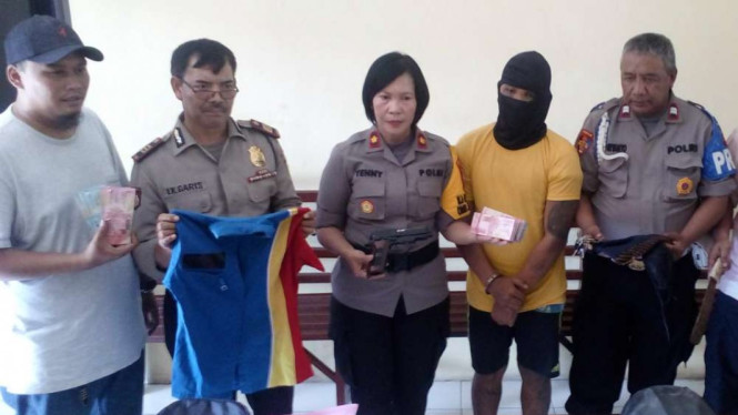Pelaku perampokan mini market diamankan di Polsek Beji, Depol, Jawa Barat.