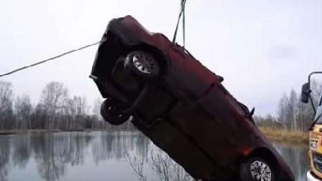 Mobil tenggelam di danau.