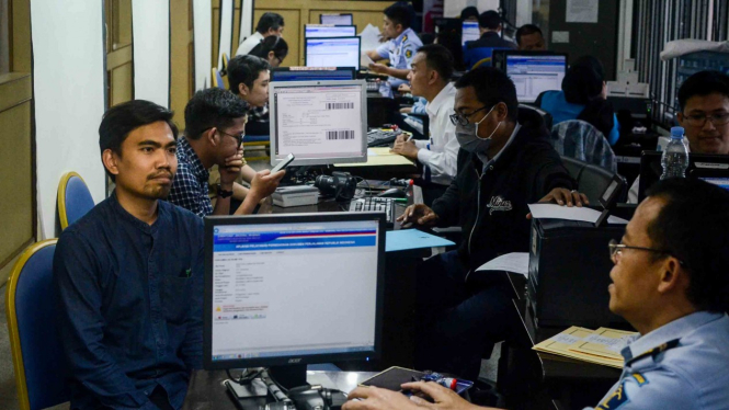 Petugas melayani pemohon paspor di Kantor Imigrasi Kelas I Bandung, Jawa Barat. (Foto Ilustrasi)
