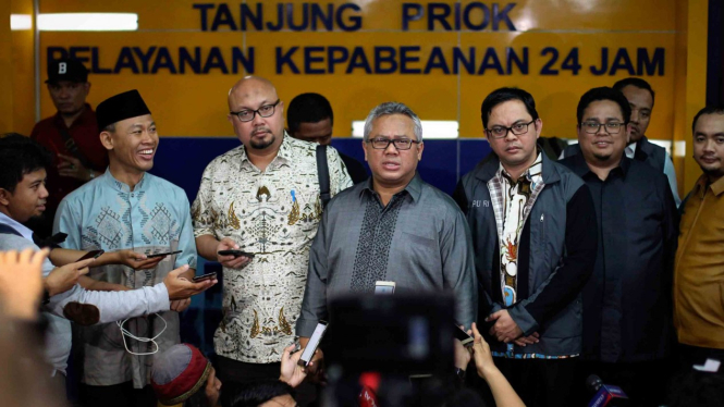 Ketua KPU Arief Budiman (tengah) didampingi Komisioner KPU dan Bawaslu menyampaikan keterangan pers seusai melakukan pengecekan terkait informasi tujuh kontainer surat suara yang sudah tercoblos di kantor Direktorat Jenderal Bea dan Cukai, Pelabuhan Tanju