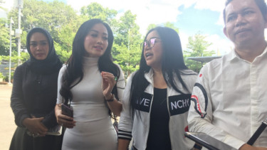 Pedangdut Ratna Pandita melaporkan artis berinisial LL ke polisi.