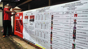 Petugas memasang spanduk Pemilu 2019 di komplek kantor kelurahan Kandangan, Temanggung, Jawa Tengah