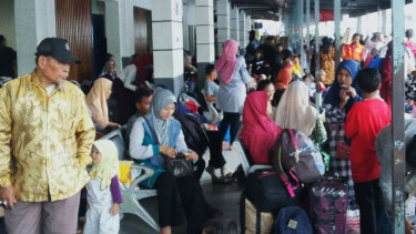 Penumpang kereta api di Stasiun Senen, Jumat 4 Januari 2019