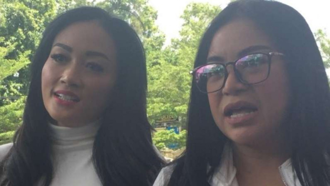 Annisa Bahar bersama personel Duo Bunga